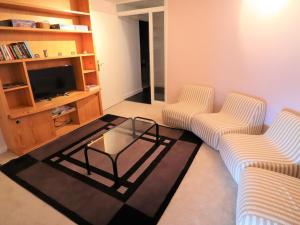 een woonkamer met 2 stoelen en een glazen salontafel bij Chalet Avoriaz, 8 pièces, 12 personnes - FR-1-633-50 in Morzine