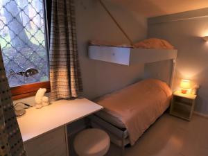 een kleine slaapkamer met een stapelbed en een raam bij Chalet Avoriaz, 8 pièces, 12 personnes - FR-1-633-50 in Morzine
