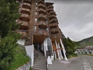 a building with a staircase leading up to it at Appartement Avoriaz, 3 pièces, 7 personnes - FR-1-633-51 in Morzine