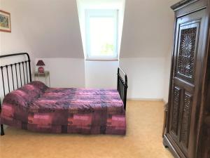Posteľ alebo postele v izbe v ubytovaní Maison spacieuse avec jardin clos à 550m de la plage à Perros-Guirec - FR-1-368-349