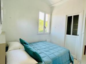 sypialnia z łóżkiem i oknem w obiekcie Studio refait à neuf, 21m², 3 pers., jardin privatif, plage et commerces à proximité, parking inclus - FR-1-433-94 w Arcachon