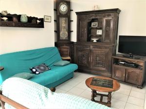 Televízia a/alebo spoločenská miestnosť v ubytovaní Maison spacieuse avec jardin clos à 550m de la plage à Perros-Guirec - FR-1-368-349
