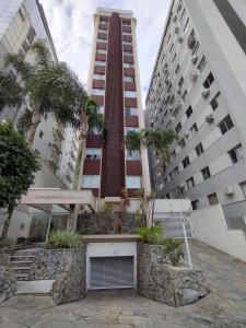 um edifício em frente a um edifício alto em Apto Centro Floripa 02 em Florianópolis