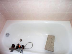 białą wannę z kranem w obiekcie Studio au pied de la télécabine avec balcon - FR-1-573-73 w mieście Saint-Jean-dʼAulps