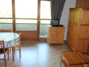 TV a/nebo společenská místnost v ubytování Studio cosy avec accès piscine collective près des pistes - FR-1-573-86