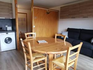drewniany stół i krzesła w salonie w obiekcie Studio chaleureux proche des pistes avec piscine et parking - FR-1-573-89 w mieście Saint-Jean-dʼAulps +12 zdjęć