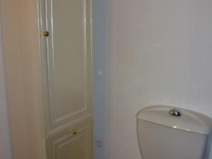 Baño blanco con aseo y puerta en Appartement Saint-Jean-d'Aulps, 1 pièce, 5 personnes - FR-1-573-89 en Saint-Jean-dʼAulps