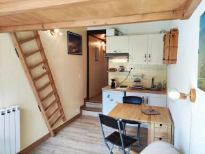 Η κουζίνα ή μικρή κουζίνα στο Studio mezzanine rénové avec accès pistes à Isola, parking inclus - FR-1-292-179
