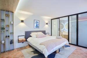 Ένα ή περισσότερα κρεβάτια σε δωμάτιο στο Exclusif Appart piscine chauffée de luxe 10 min centre AixenPc Belvoir SISSI +54 φωτογραφίες