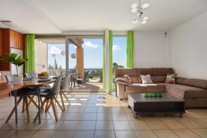 ein Wohnzimmer mit einem Sofa und einem Tisch in der Unterkunft Apartamento Relax and Dream in Pájara