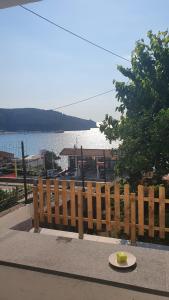 a wooden fence with a plate of fruit on it at Palinuro Villa Bellavista in Palinuro +8 photos