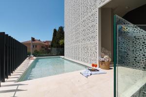 Luxury Apartments Villa Mala Split内部或周边的泳池
