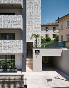 budynek z napisem "wyjście" w obiekcie Luxury Apartments Villa Mala Split w Splicie
