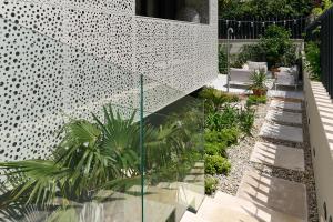 Luxury Apartments Villa Mala Split外面的花园