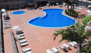 an overhead view of a swimming pool with chairs and umbrellas at ATLANTICO 24 in Puerto de Santiago