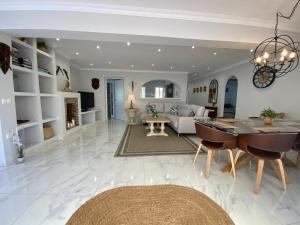 Posedenie v ubytovaní Family villa with pool, walk to beach, restaurants and shopping