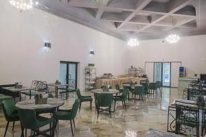 une salle à manger avec des tables et des chaises dans un bâtiment dans l'établissement CORVIN HOUSE, à Hunedoara