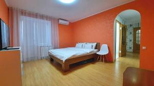 um quarto com paredes cor de laranja e uma cama num quarto em Червоне і біле Мережа квартир Alex Apartments Документи для відряджень Безконтактне заселення 24-7 em Poltava
