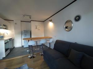 Chalet Appart'Hôtel l'Eau Vive的厨房或小厨房
