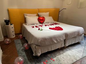room five - parking, balnéothérapie, place nationale, un havre de paix客房内的一张或多张床位