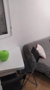 A seating area at Apartamento 2 dormitorios cerca de Manuel Becerra