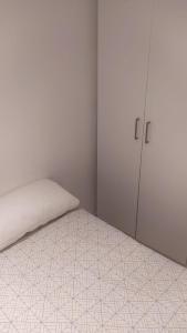A bed or beds in a room at Apartamento 2 dormitorios cerca de Manuel Becerra Még 4 kép