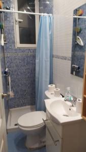 A bathroom at Apartamento 2 dormitorios cerca de Manuel Becerra