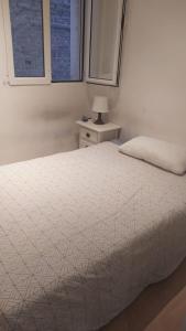 A bed or beds in a room at Apartamento 2 dormitorios cerca de Manuel Becerra