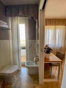 ein Bad mit einem WC und einem Waschbecken in der Unterkunft A Due Passi B&B in Città Sant'Angelo