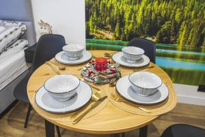 WRZOS resort & wellness **** DOMKI CAŁOROCZNE的咖啡和沏茶工具