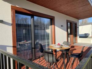 WRZOS resort & wellness **** DOMKI CAŁOROCZNE的阳台或露台