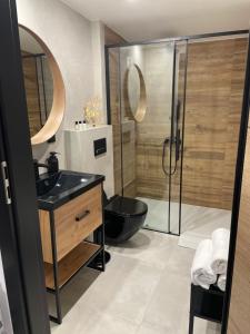 WRZOS resort & wellness **** DOMKI CAŁOROCZNE的一间浴室