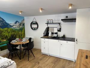 WRZOS resort & wellness **** DOMKI CAŁOROCZNE的厨房或小厨房