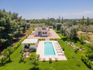 widok z lotu ptaka na dom z basenem w obiekcie Villa La Seta by Perle di Puglia w mieście San Vito dei Normanni