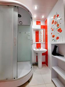 a bathroom with a shower and a sink at Червоне і біле Мережа квартир Alex Apartments Документи для відряджень Безконтактне заселення 24-7 in Poltava