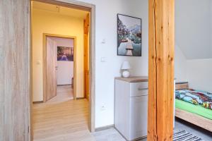 um quarto com uma cama e um corredor em Rezidence Podkova em Frymburk