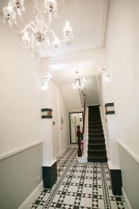 ベルファストにあるCityGo Apartments Queens Wellingtonの廊下(シャンデリア、階段付)