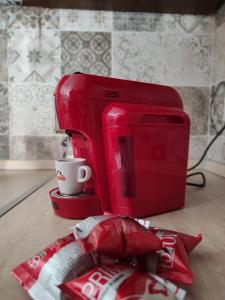 Ioppolo Giancaxio的住宿－Le case di Grazia，红色咖啡壶和桌子上的一杯
