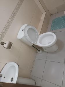 ein Bad mit einem WC und einem Waschbecken in der Unterkunft J.J homes 1- bedroom apartment, Nairobi in Nairobi