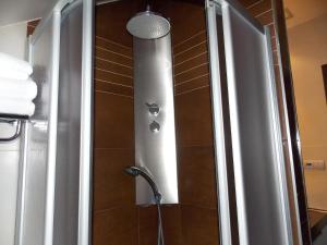エル・プエヨ・デ・ハカにあるAparthotel Bubalのバスルーム(シャワー、シャワーヘッド付)が備わります。