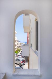 een boog in een gebouw met uitzicht op een straat bij Mystique Apartment in Karpathos