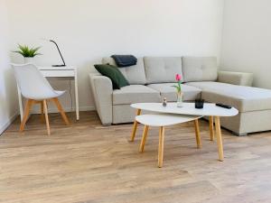 ein Wohnzimmer mit einem Sofa und einem Tisch in der Unterkunft FEDDERSEN LIVING Kernsanierte Ferienwohnungen - Gemütlich - Netflix - Voll ausgestattet - zentral in Brunsbüttel
