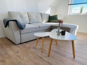 sala de estar con sofá y mesa en FEDDERSEN LIVING Kernsanierte Ferienwohnungen - Gemütlich - Netflix - Voll ausgestattet - zentral, en Brunsbüttel
