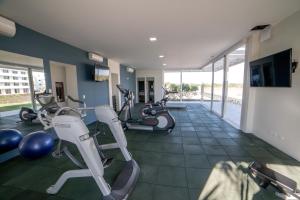 Oceana Resort & Conventions في مونتيريكو: صالة ألعاب رياضية مع أجهزةٍ جري ودراجات ممارسة الرياضة في الغرفة