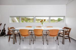 una sala da pranzo bianca con tavolo e sedie di Studio Solbakke, modern studio close to sea a Rød