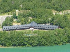 widok z powietrza na budynek obok wody w obiekcie Aparthotel Bubal w mieście El Pueyo de Jaca