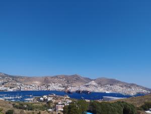 uma vista para uma cidade e um porto em Syros House with View em Hermópolis
