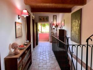 un pasillo de una casa con escalera en La casa di Francesco Incantevole casale di campagna with pool piscina, en Soriano nel Cimino