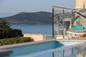 een zwembad met uitzicht op het water bij Holiday Home Lavanda in Iž Mali