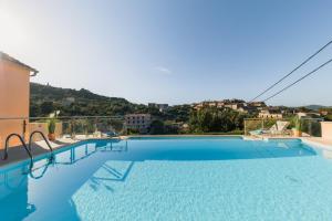 una grande piscina con vista sulla città di Holiday Home Lavanda a Iž Mali